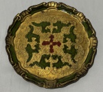 Antigo prato decorativo veneziano em madeira , ricamente ornamentado com arabescos e motivos florais em douração sobre fundo verde e detalhes em vermelho. Medindo; 23 cm de diâmetro. 
