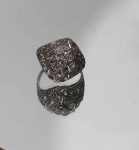 Anel em platina, Art Déco, (c.1920-1940), ricamente ornamentado, brilhante central em cravação fechada, circundado por diversos brilhantes em cravação de grãos. Aro; 18 / 19. Peso total: 5,4 gramas.