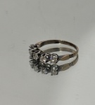 Anel em ouro com quatro brilhantes em cravação de garras com delicado trabalho vazado na galeria. Observação: falta um brilhante, conforme fotografado. Aro: 17. Peso total: 1,8 gramas.