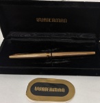 Waterman - Caneta tinteiro em metal com banho em ouro, corpo e tampa com acabamento guilhochado em delicado padrão geométrico, apresentando pena em ouro 18K. Acompanha estojo original da manufatura.