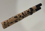 Conklin. Antiga caneta tinteiro em ebonite preta, com sobreposição em metal dourado com banho em ouro, ricamente gravado com decoração floral estilizada em relevo. Pena originalConklin nº 3 Toledo (1910 - 1930).