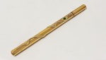 Antigo estojo tubular rosqueável em OURO, ricamente ornamentado com representação de serpente em relevo envolvendo todo o corpo da peça, aplicada sobre fundo fosco, com detalhe em pedra verde e estrela em relevo com brilhante. Interior totalmente vazado. Acompanha estojo antigo. Peso: 7,6 gramas.