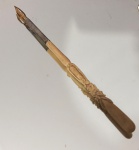 Antiga caneta-tinteiro de mesa, apresentando cabo em marfim esculpido com rica decoração floral em relevo, guarnição em prata e pena em metal dourado.