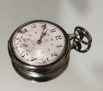 Omega - Antigo relógio de bolso em prata 900, caixa lisa com acabamento guilhochado e cartela central gravada. Mostrador esmaltado com algarismos arábicos, escala interna de 24 horas e segundeiro subsidiário às 6 horas. Movimento mecânico original Omega, numerado, acondicionado em caixa contrastada 0.900. Apresenta numero de serie, ( Dec. 1916 -1918). Diâmetro: aproximadamente 5 cm. Mostrador apresenta trincas, perdas e desgaste compatíveis com o tempo. Não testado, sem garantias de  funcionamento