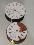 Dois antigos relógio de bolso, para aproveitamento de peças, sendo um deles Omega. Diâmetro aproximado: 4,3 cm cada. Ambos destinados à restauração ou aproveitamento de peças. Ambos sem caixa. Mostradores apresentam trincas, perdas do esmalte, avarias e sinais de oxidação. Vendidos no estado em que se encontram, sem garantia de funcionamento.