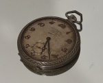 Antigo relógio de bolso suíço "Chronomètre", com caixa em metal branco ricamente gravada, mostrador metálico prateado com numeração arábica aplicada, segundeiro subsidiário às 6 horas e ponteiros vazados. Mostrador com intenso desgaste e oxidação. Não testado sem garantias de funcionamento.