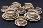 Rio Branco - Quatro trios para chá e quatro xícaras  para cafe  em porcelana na cor branca, detalhes em furta cor, listra na cor vinho e ricos detalhes em ouro. Prato mede: 16 cm.