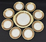 Rio Branco - Conjunto para sobremesa em porcelana na cor branca, detalhes em furta cor, listra na cor vinho e ricos detalhes em ouro. Sendo prato para bolo e 8 pratos para sobremesa. Manufatura no verso. Medindo: 29 cm e 16 cm