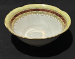 Rio Branco -Saladeira em porcelana na cor branca, detalhes em furta cor, listra na cor vinho e ricos detalhes em ouro. Medindo: 8,5 x 22 cm.