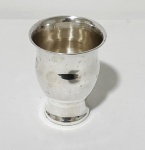 PRATA. Antigo cálice em prata de lei contrastada de teor 925, de formato bojudo com borda ligeiramente aberta e base circular escalonada. Medidas: 8,5 cm de altura. Peso: 89 gramas.