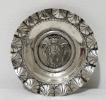 PRATA. Porta aliança/prato em prata de lei contrastada, ricamente ciinzelado com borda em motivos estilizados e centro decorado em relevo com as Armas Reais de Portugal, apresentando escudo das quinas encimado por coroa real. Medindo: 11 cm, peso; 28 gramas.