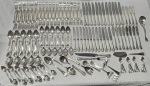 MERIDIONAL EPNS 100. Faqueiro completo em metal espessurado à prata, composto de 129 peças, sendo elas;12 facas de mesa, 12 facas de sobremesa, 12 facas de peixe, 12 garfos de mesa, 12 garfos de sobremesa, 12 garfos de peixe, 12 colheres de sopa, 12 colheres de sobremesa, 12 colheres de chá, 12 colheres de café e 9 peças para servir.