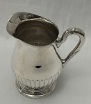 Jarra em metal espessurado a prata. Medindo:  17 x 15 x 10 cm.