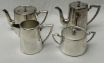 Conjunto para chá e café em metal espessurado a prata, sendo bule para chá, café , leiteira e açucareiro. Medindo respectivamente: 10 x 18 cm, 13 x 19 cm, 10 x 14 cm e 8 x 15 cm.
