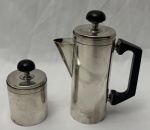 Bristol - Bule e açucareiro em metal espessurado a prata com pegas em madeira. Medindo: 18 x 13 cm e 10 x 6 cm.