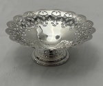MAPPIN & WEBB's Princes Plate - Mini fruteira redonda, em metal espessurado a prata, decoração vazada nas bordas apoiado sob pé bolacha. Medidas: diâmetro 11cm x altura 5,5cm