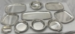 Meridional EPNS. Baixela em metal espessurado a prata, composta por nove peças, clássicas e elegantes, com bordas molduradas por friso perolado, formado por uma tigela, duas saladeiras, uma legumeira e cinco travessas. Duas peças apresentam leves desgastes no banho tempo. Medidas: 5 x 13 x 14 cm, 26 x 26 cm, 29 x 29 cm, 21 x 24,5 cm, 7,5 x 23 x 27 cm, 24 x 34 cm, 29 x 39 cm, 22 x 52 cm e 29 x 39 cm.