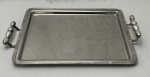Christofle - Bandeja em metal espessurado a prata, borda e alça laterais cinzelados. Medindo: 46 x 32 cm. Uma alça necessita solda.
