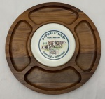 Tropic Art - Petisqueira em madeira, de design Mid-Century Modern, com compartimentos escavados e prato central em faiança decorado com motivo publicitário "Dupont d'Isigny Camembert  Fabriqué en Normandie". Ideal para servir petiscos, frios e aperitivos, aliando funcionalidade e design das décadas de 1960/70. Medindo: 35 cm.