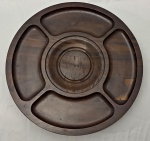 Tropic Art - Petisqueira giratória em madeira, de design Mid-Century Modern,com compartimentos escavados. Ideal para servir petiscos, frios e aperitivos, aliando funcionalidade e design das décadas de 1960/70.Medindo: 6 x 44 cm.