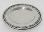 PRATA. Antiga salva em prata, de formato circular, centro liso e aba larga ornamentada por friso em relevo. Marcada na base com contraste 800 e identificação do fabricante. Peso: 139 gramas. Medidas: 20 cm