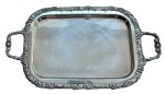 Meridional. Belissima bandeja com alça em metal espessurado à prata, ricamante cinzelado. Medindo: 52 x 30 cm