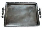 Bandeja com alça em metal espessurado à prata, ricamante cinzelado. Medindo: 46 x 32 cm