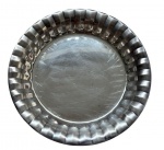 Eberle. Centro de mesa em metal espessurado à prata. Medindo; 3,5 x 27 cm.