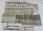 Parte de faqueiro em metal espessurado a prata, composto por 81 peças, sendo 6 colheres de sopa, 6 colheres de sobremesa, 4 colheres de chá, 11 colheres de café, 12 garfos para peixe, 4 garfos de sobremesa, 6 garfos de mesa, 10 facas para peixe, 5 facas de sobremesa, 12 facas de mesa e 5 peças para servir. Cabos ornamentados com delicados frisos e motivos florais.