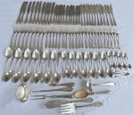 Eberle 1202. Parte de faqueiro em metal espessurado a prata 90, composto por 106 peças, sendo 10 facas de mesa, 11 facas de sobremesa, 12 facas para peixe, 9 garfos de mesa, 12 garfos de sobremesa, 11 garfos para peixe, 12 colheres de sopa, 12 colheres de sobremesa, 8 colheres de chá, 3 colheres de café e 6 peças para servir. Elegante modelo com cabos ornamentados por delicados frisos e motivos em relevo.