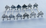 Eberle. Conjunto de 6 descansos para talheres em metal espessurado a prata, em formato de naipe de espadas, ricamente ornamentados em relevo com motivos florais e geométricos no estilo Art Nouveau.
