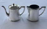 Wolff. Bule e leiteira em metal espessurado a prata, alças geométricas e acabamento liso, ornamentados por delicados frisos em relevo em estilo Art Déco. Medidas: bule 18 x 21 cm; leiteira 15 x 18 x 8 cm.