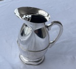 EBERKOC. Jarra em metal espessurado à prata. Medindo: 21 cm. Apresenta mossa na base.