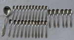 Eberle. Conjunto em metal espessurado a prata, composto de 1 colher de servir, 22 colheres de chá e 6 de sobremesa.