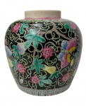 Vaso potiche em porcelana esmaltada e policromada com motivos florais e vegetalistas. Medindo: 20,5 x 18 cm. Ausência de tampa.