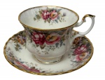 Royal Albert England. Antiga xícara para chá de coleção, modelo Autumn Roses, em porcelana Bone China, ricamente decorada com composição floral policromada em toda a superfície, bordas recortadas e filetadas a ouro, com alça moldada e acabamento em douração. Marca da manufatura no verso.