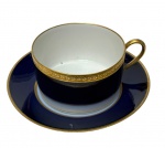 Barny & Rigoni Limoges. Antiga xícara para chá de coleção em porcelana francesa, com elegante decoração em azul cobalto, ornamentada por faixas e filetes em ouro com motivos gregos estilizados. Manufatura no verso.
