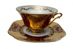 PD 541. Antiga xícara de coleção em porcelana, ricamente decorados com reservas em vermelho-rubi e ampla douração, ornamentados por delicados motivos florais e arabescos. Manufatura marcada na base.