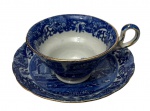 Antiga xícara de coleção em porcelana inglesa, decorada no padrão Blue Willow, com rica estampa em azul-cobalto representando paisagem oriental, pagodes, ponte, embarcações e vegetação. Bordas delicadamente filetadas a ouro. Manufatura na base.