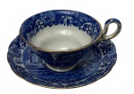 Antiga xícara de coleção em porcelana inglesa, decorada no padrão Blue Willow, com rica estampa em azul-cobalto representando paisagem oriental, pagodes, ponte, embarcações e vegetação. Bordas delicadamente filetadas a ouro. Manufatura na base.