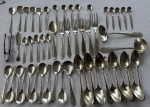 Lote de talheres em metal espessurado a prata e ALPACA composto por colheres, garfos, conchas, colher para açúcar, pá para bolo, pegadores e demais peças avulsas de diferentes modelos e manufaturas. Apresenta sinais de uso, oxidação e desgastes compatíveis com o tempo.
