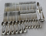 Inox Itália. Faqueiro em aço inoxidável, composto por 12 colheres de sopa, 12 colheres de sobremesa, 12 facas de mesa, 12 facas de sobremesa, 12 garfos de mesa, 12 garfos de sobremesa e 3 peças para servir. Modelo de linhas clássicas, com cabos de contorno filetado e detalhes dourados. Apresenta desgastes no acabamento dourado.