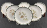 Roy Kirkham England, Fruit Garden "Strawberry". Grande xícara de coleção para chá em fina porcelana (Fine Bone China), esmaltada e policromada, decorada com morangos, folhagens e flores, acompanhada de seu respectivo pires. Manufatura inglesa, série Fruit Garden Collection, década de 1990. Medidas: xícara 9 x 10 cm.