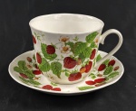 Roy Kirkham England, Fruit Garden "Strawberry". Grande xícara de coleção para chá em fina porcelana (Fine Bone China), esmaltada e policromada, decorada com morangos, folhagens e flores, acompanhada de seu respectivo pires. Manufatura inglesa, série Fruit Garden Collection, década de 1990. Medidas: xícara 9 x 10 cm.