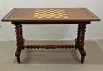 Mesa para jogo de damas em madeira, com tampo retangular ornamentado por tabuleiro em marchetaria. Sustentada por pernas torneadas unidas por travessa central.  Medidas: 52 x 42 x 85 cm. Apresenta marcas de uso e desgastes do tempo.