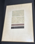 Anna Letycia Quadros (Teresópolis, 1929  Rio de Janeiro, 2018). Gravura, assinada e datada no campo inferior, composição abstrata característica da consagrada gravadora brasileira, acondicionada em moldura. Medidas: 76 x 55 cm. Apresenta fungos. Parte de baixo do quadro com trincado no vidro