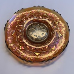 CARNIVAL GLASS - Prato para bolo em vidro iridescente com bela decoração floral com bordas elevadas e dentilhadas. Med 29,5 cm diâmetro.