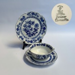 STEATITA - Trio de prato para bolo e xícara para chá modelo cebolinha em porcelana nacional STEATITA, peça clássica da década de 1950 na tonalidade azul e branco ou Blue Onion. Med prato 19,5 cm, pires 16,5 cm xícara 12x5 cm.