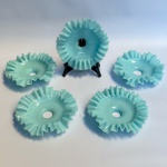 Conjunto de cinco bobeches em opalina francesa na tonalidade azul com bordas onduladas. Med 16 cm diâmetro.