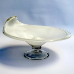 Centro de mesa de pé baixo feito em cristal Murano pela fábrica Cristais Labone na tonalidade branca. Med 17 x 29 cm.
